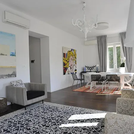 Charon With Garage Apartamento